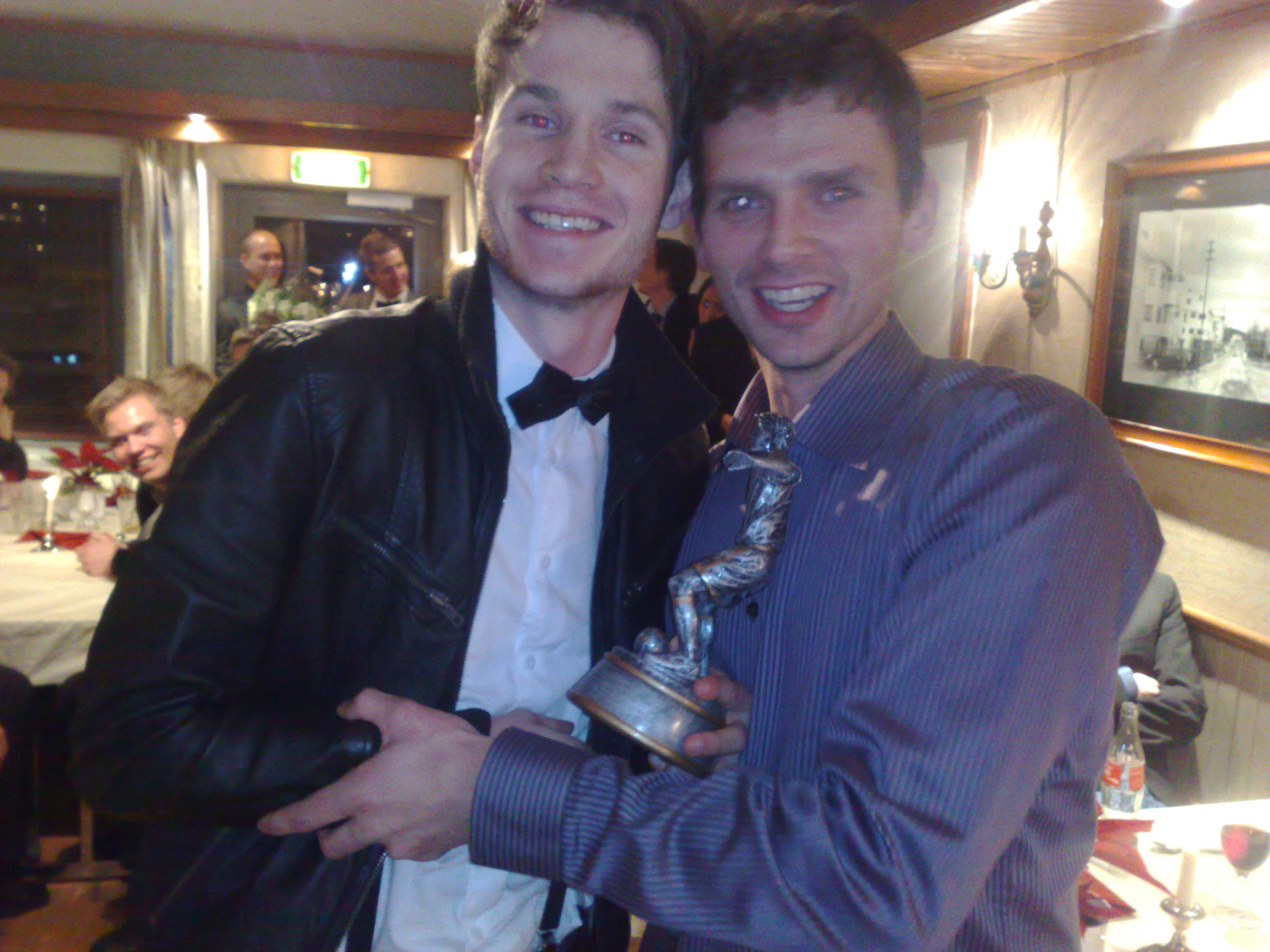 Årets spelar: Ørjan Tangen får pris av trenar Alexander Connor Årets spelar: Ørjan Tangen får pris av trenar Alexander Connor