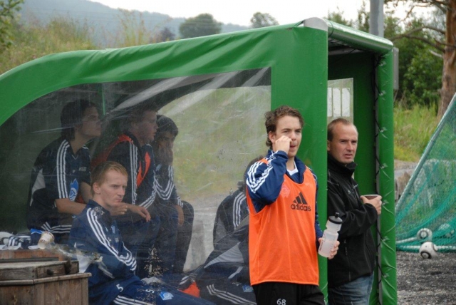 Ronny Leikarnes saman med Simen Brennvik ved benken i kampen mot Træff 2 søndag.