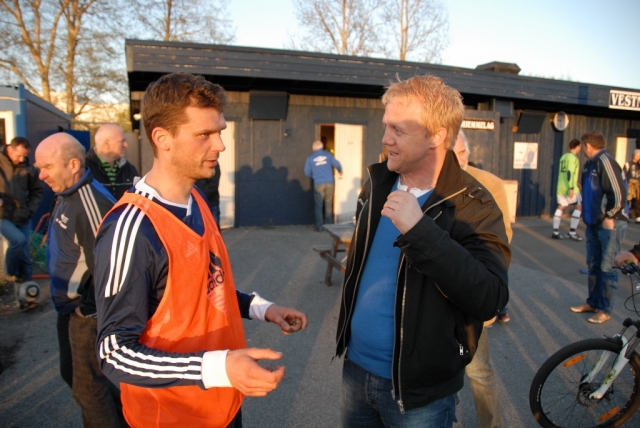 Alexander Connor i samtale med fjorårets assistenttrener Cato Andreassen etter serieåpningen mot KBK 2. Foto: GK