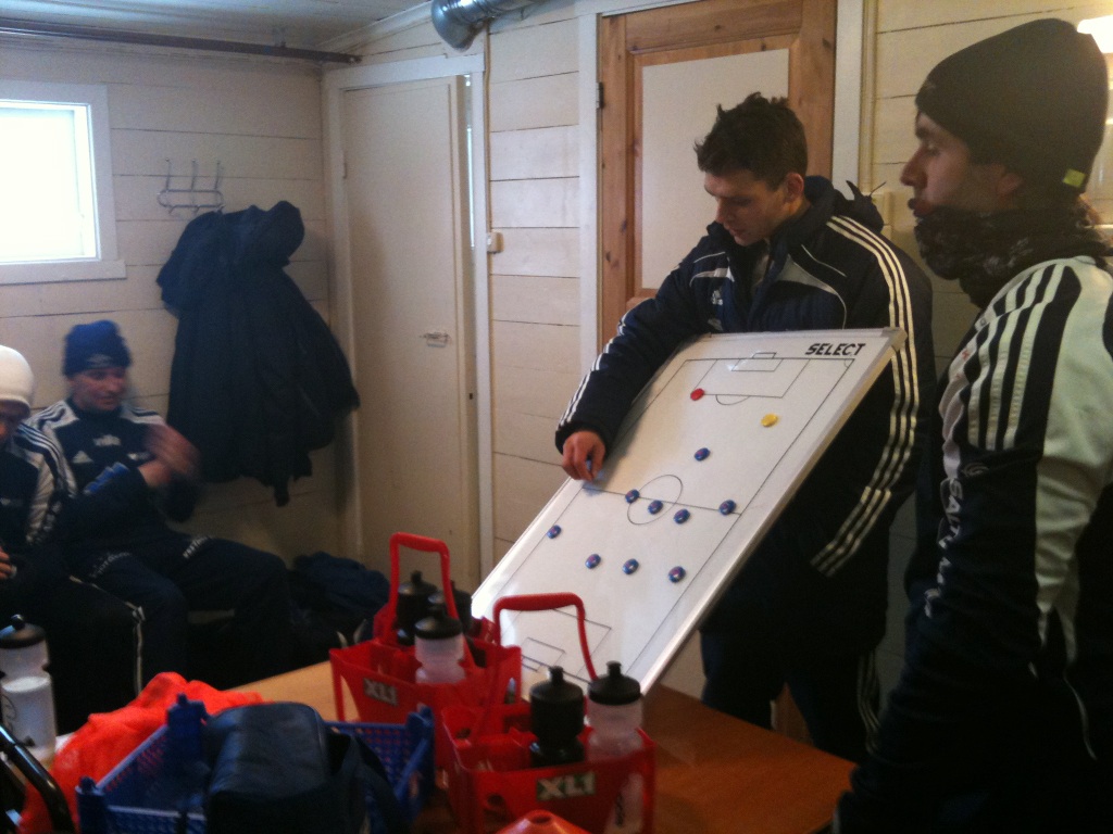 Trenar Alexander Connor med taktikken klar før kamp. Yngve Solevågseide til høgre. Foto: Asbjørn Vik