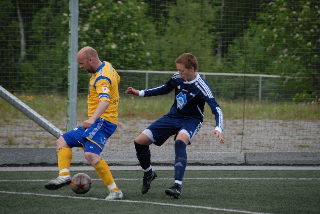 Jøran Sandøy i kamp med Marius Ulla.