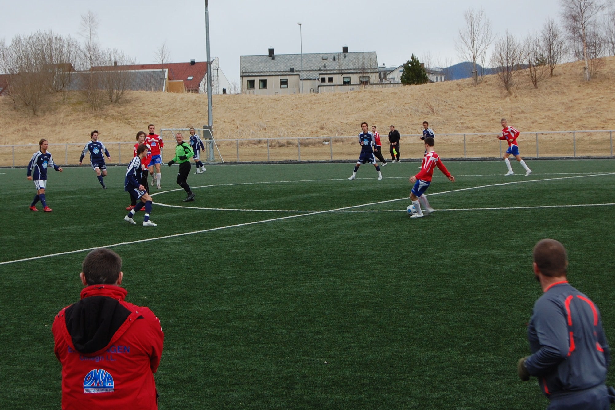 Elnesvågen-trenar Kurt Mørkøre ser laget sitt vinne stort. Linedommar Jonny Svensli. (Foto: Kai Magne Stokkeland) Elnesvågen-trenar Kurt Mørkøre ser laget sitt vinne stort. Linedommar Jonny Svensli. (Foto: Kai Magne Stokkeland)