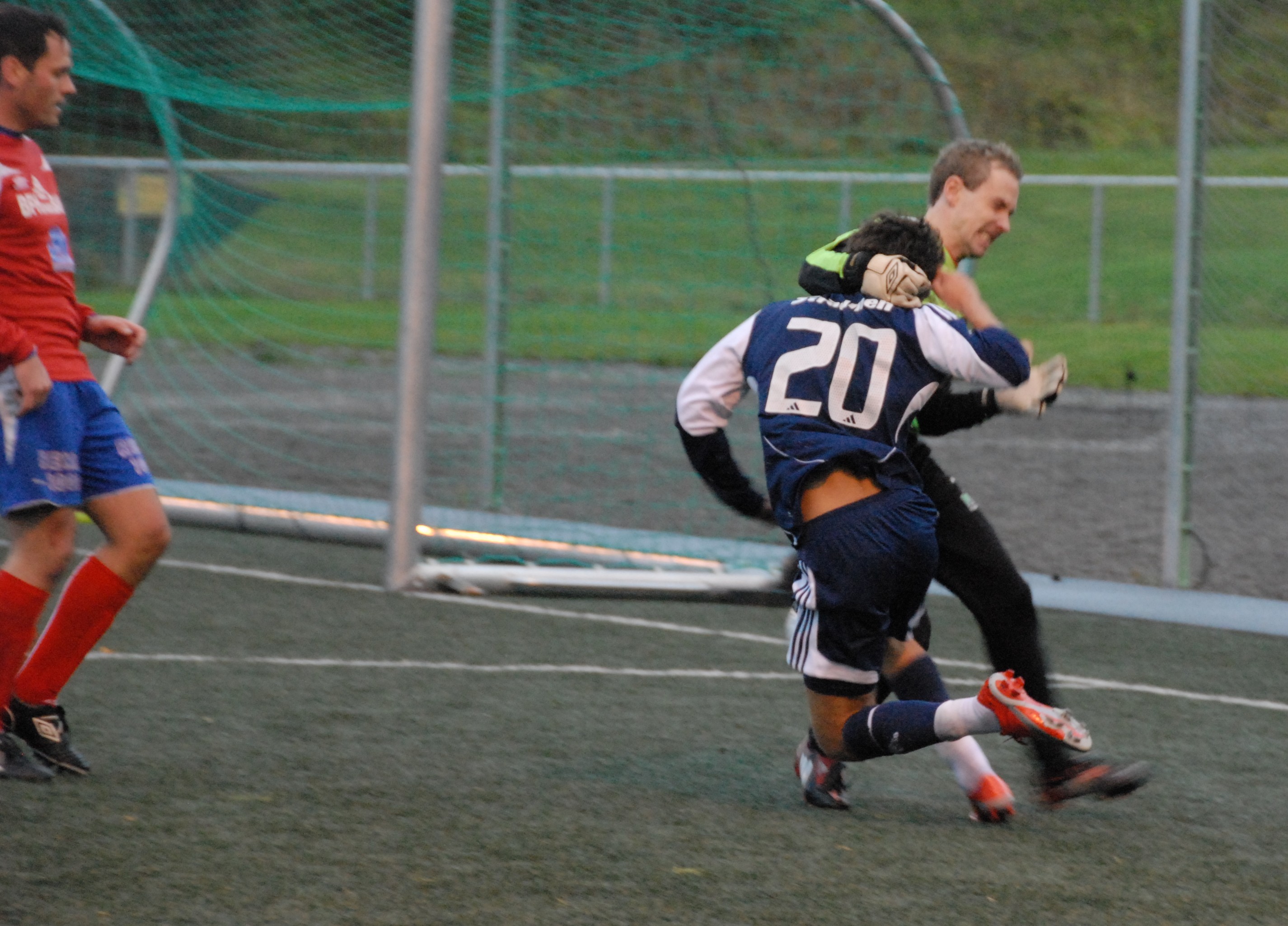Ketil Hoem i klammeri med Simen Brennvik (Foto: GK) Ketil Hoem i klammeri med Simen Brennvik (Foto: GK)