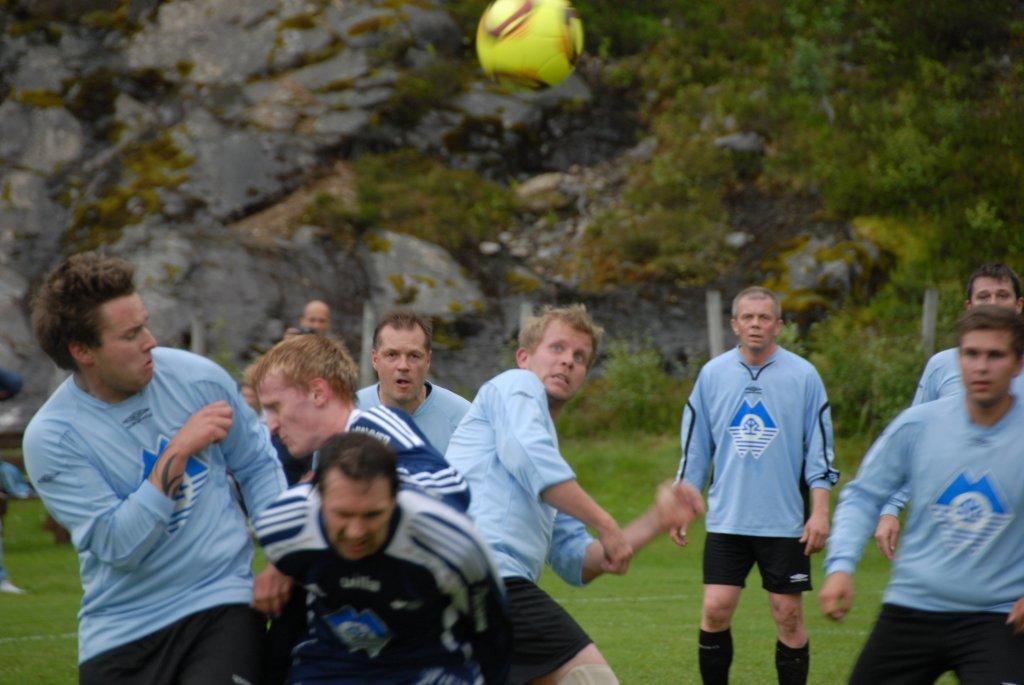 Rekdal (bak) og Rypdal Eide (foran) var frontfigurar på kvart sitt lag.