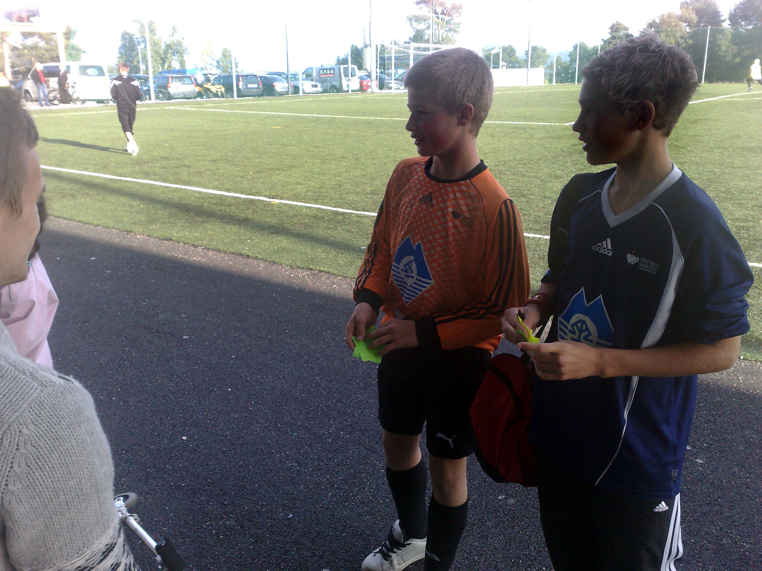 Rindarøy skriv autografar til Varfjells håpefulle.