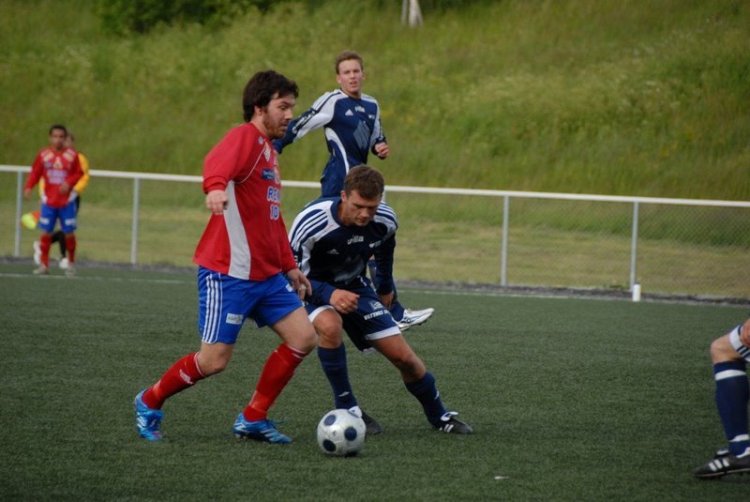 Alexander Connor i kamp mot en KFK-spiller (Foto: GK)