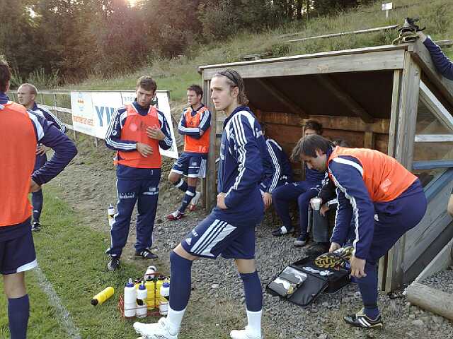 Taktikkprat på Mork stadion. (Foto: Asbjørn Vik) Taktikkprat på Mork stadion. (Foto: Asbjørn Vik)