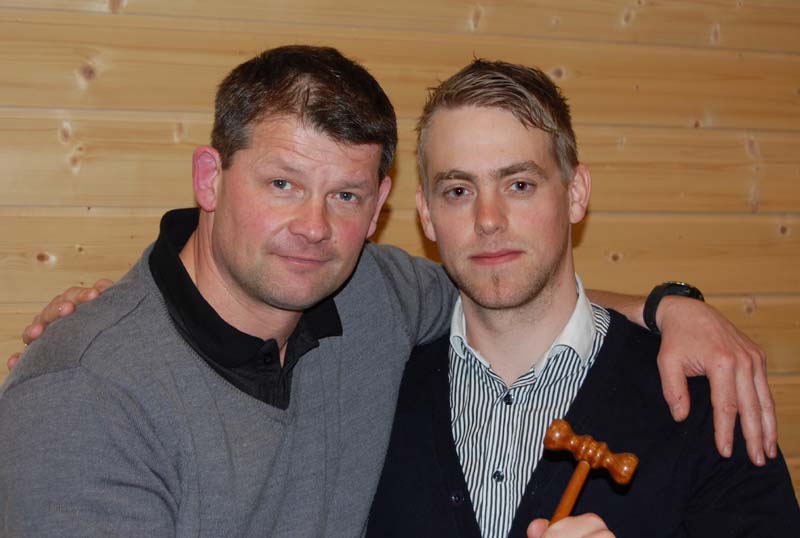 Knut Øyvind Hoem (th) overtar leiarklubba frå Kai Magne Stokkeland. Knut Øyvind Hoem (th) overtar leiarklubba frå Kai Magne Stokkeland.