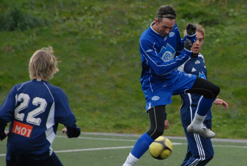 Spelande trenar Knut Øyvind Hoem (th) tek imot Fiks/Rek i kveld. Spelande trenar Knut Øyvind Hoem (th) tek imot Fiks/Rek i kveld.