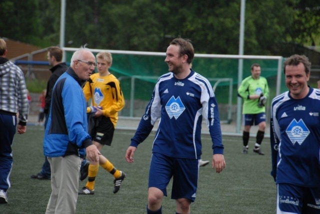 Bernt Hulsker flankert av Asbjørn Herje og Lars Jørgen Skjegstad.