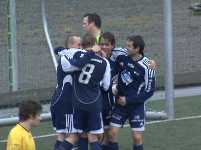 Simen Brennvik blir gratulert (Foto: Asbjørn Vik) Simen Brennvik blir gratulert (Foto: Asbjørn Vik)
