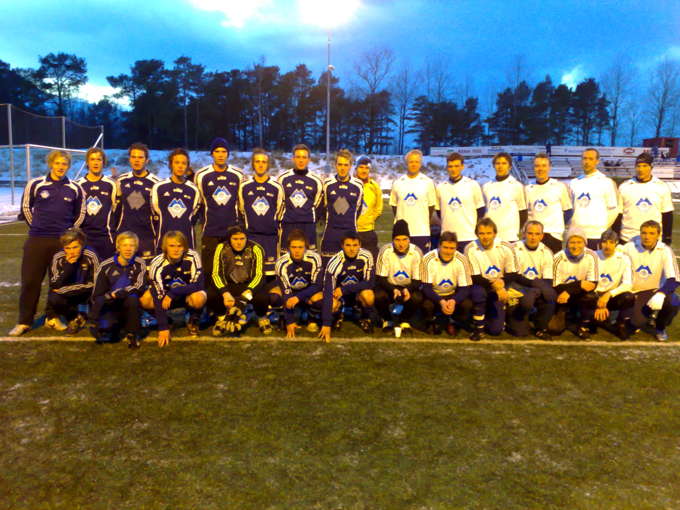 2008-laget til venstre, 1998-laget til høgre. (Foto: GK)