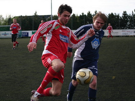 Elling Olafsen i kamp med Morten Raake. Elling Olafsen i kamp med Morten Raake.