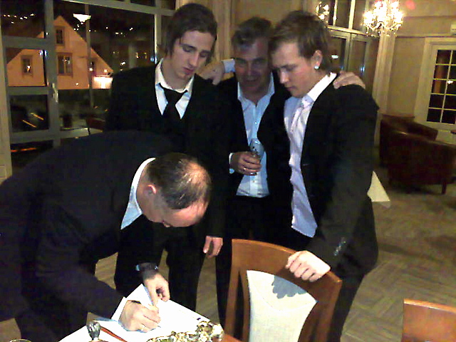 Thomas André Brastad og Jørgen Gravdehaug skriv nye kontrakter. Geir Åge Sylte signerer på vegne av klubben. Oppmann Einar Helge Brennvik ser til at alt går rett føre seg. Thomas André Brastad og Jørgen Gravdehaug skriv nye kontrakter. Geir Åge Sylte signerer på vegne av klubben. Oppmann Einar Helge Brennvik ser til at alt går rett føre seg.