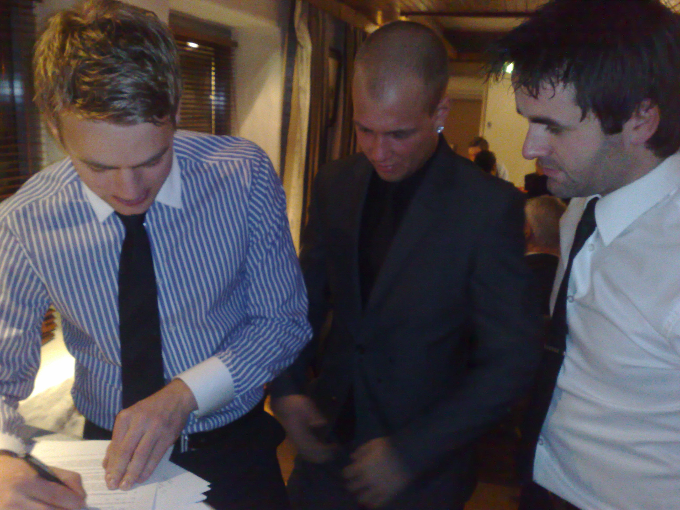 Jørgen Gravdehaug og Yngve Solevågseide skriver på.