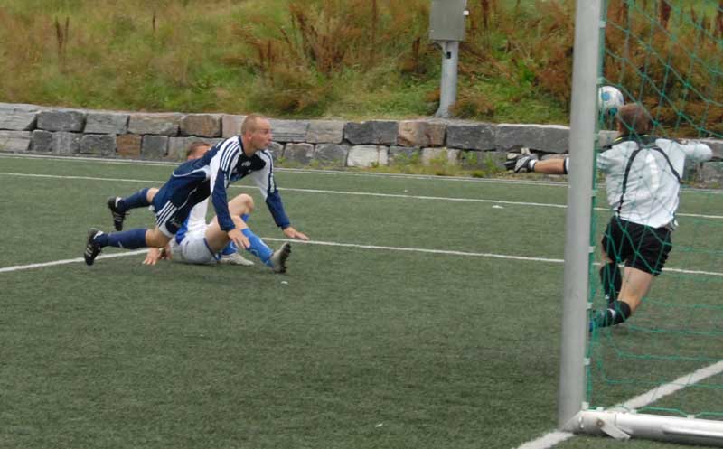 Ronny Leikarnes headar inn mål nr 300, mot Måndalen.