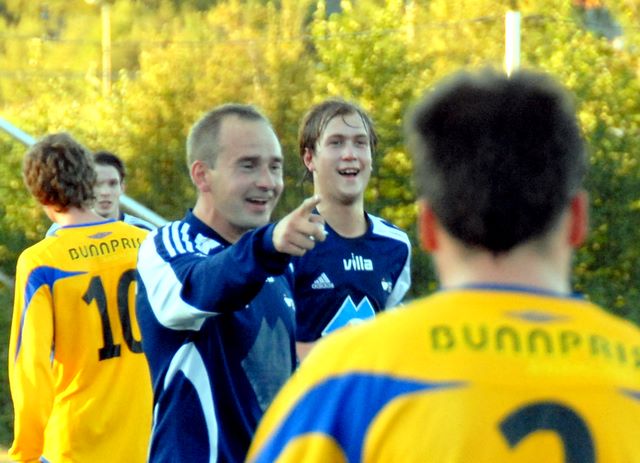 Ronny Leikarnes (tv) og Jørgen Gravdehaug jublar etter 2-1-skåringa. (Foto: Gjermund Kjøpstad)