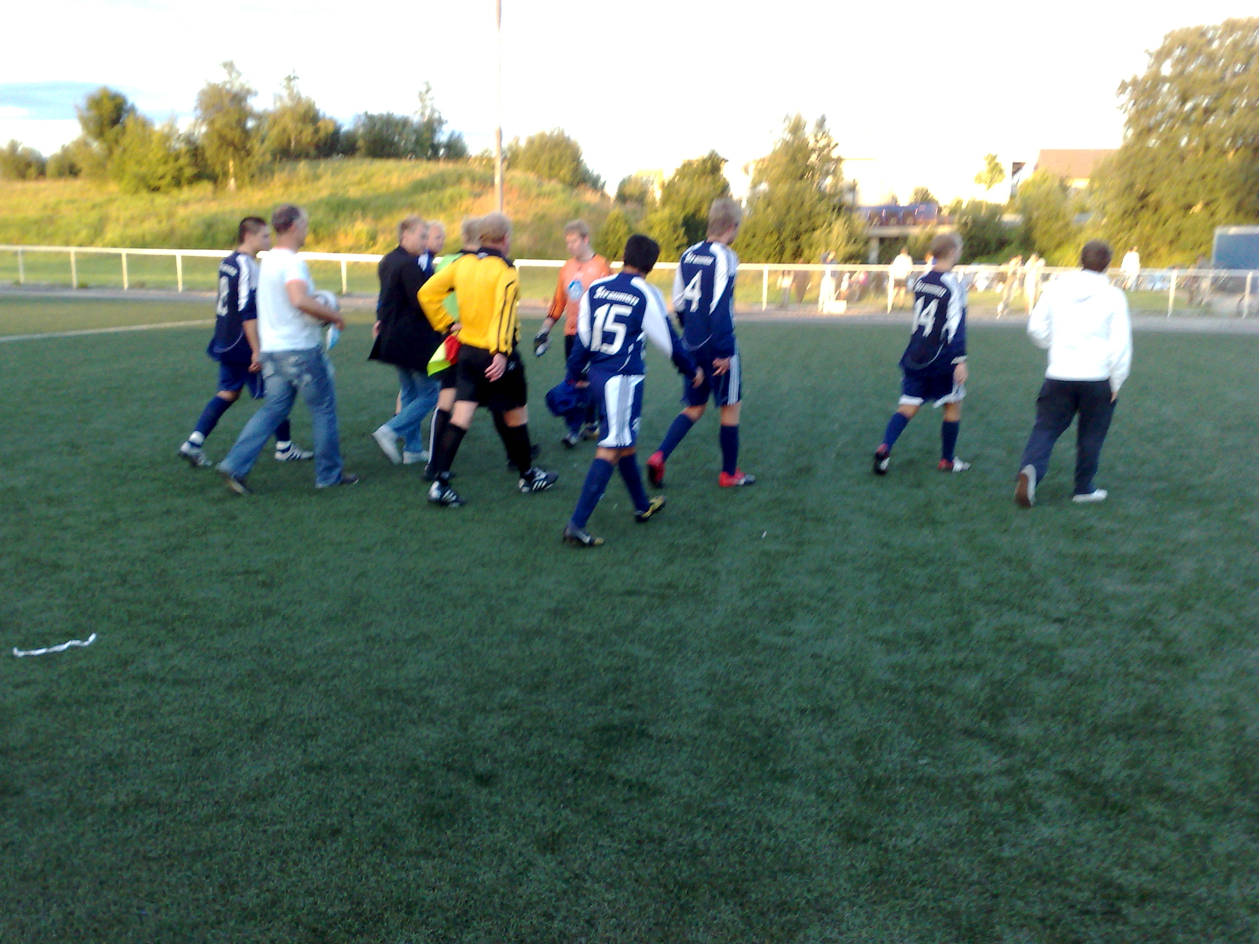 Dommaren i fokus ved kampslutt Dommaren i fokus ved kampslutt