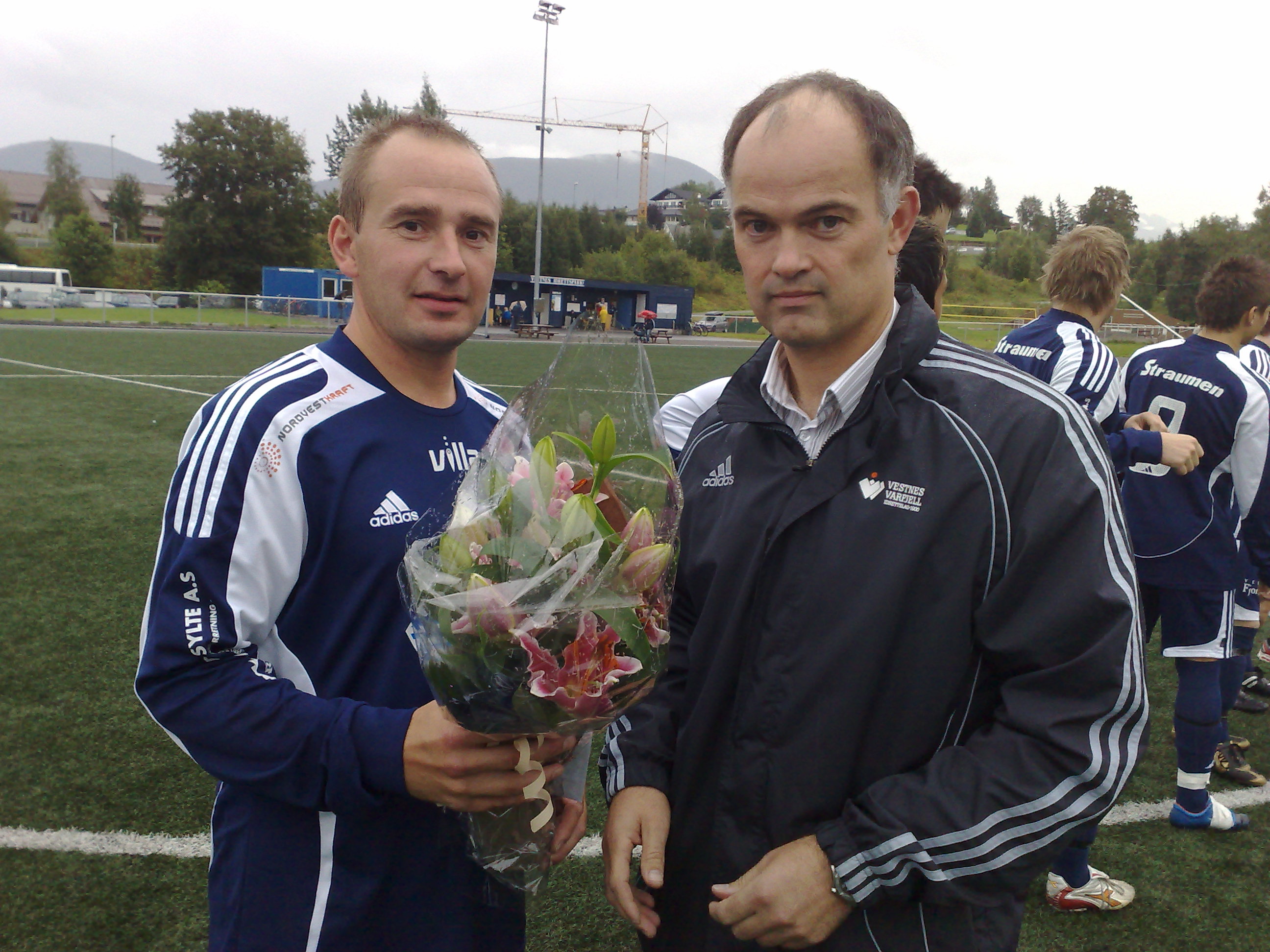 Ronny Leikarnes får blomster for 300 mål frå Geir Åge Sylte.