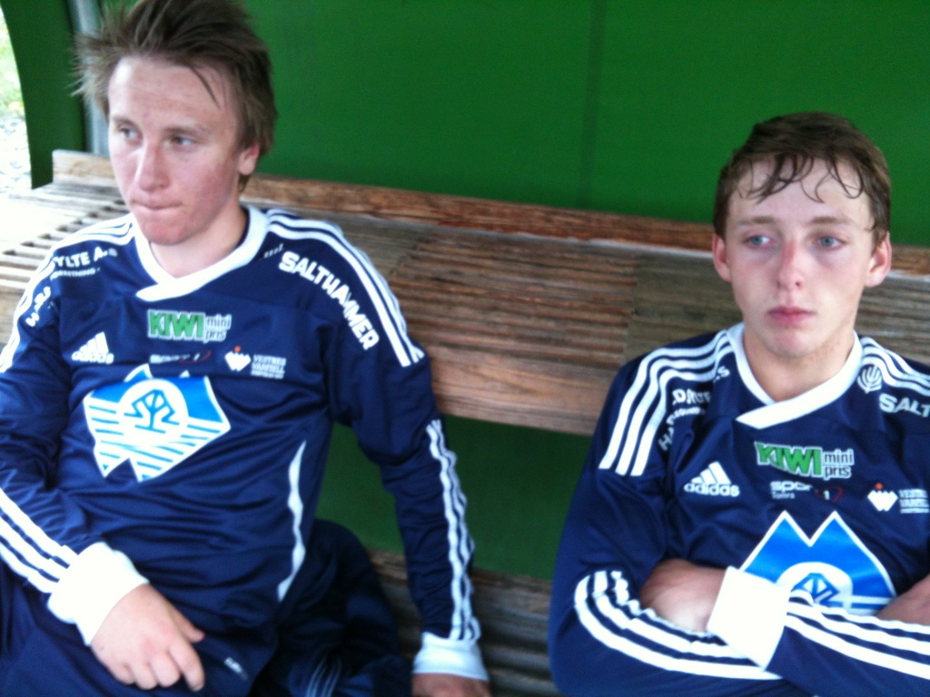 Magnus Nerheim og Marius Ulla deppar etter kampen. Foto: Asbjørn Vik Magnus Nerheim og Marius Ulla deppar etter kampen. Foto: Asbjørn Vik