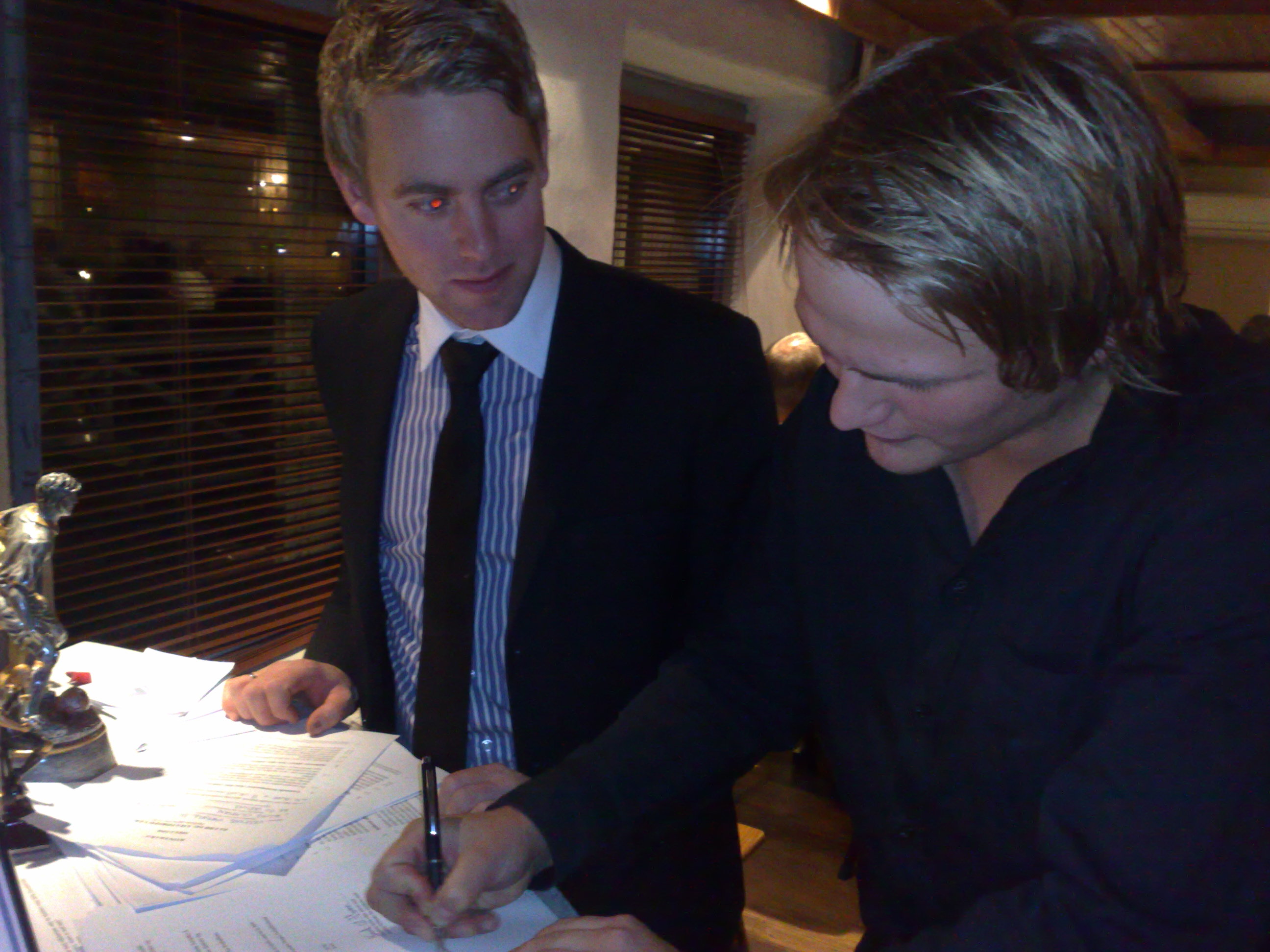 Elling Olafsen setter penn til papiret, Knut Øyvind Hoem følger med.