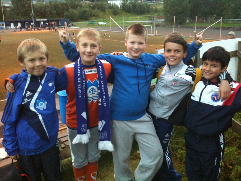 Unge supporterar (Foto: Asbjørn Vik)