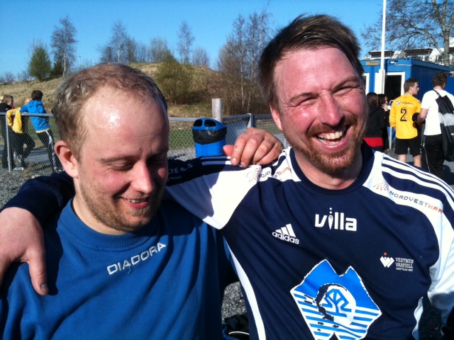 Målskårar Oddgeir Vikås og spelande trenar Bjørn-Vegard Løvik. Foto: Asbjørn Vik