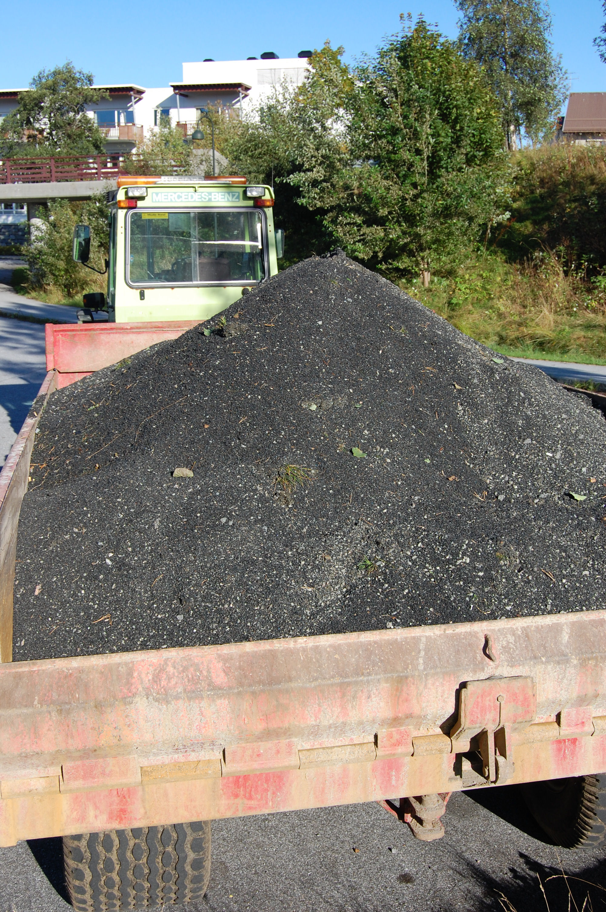 Gummigranulat blir fjerna. (Foto: Kaims)