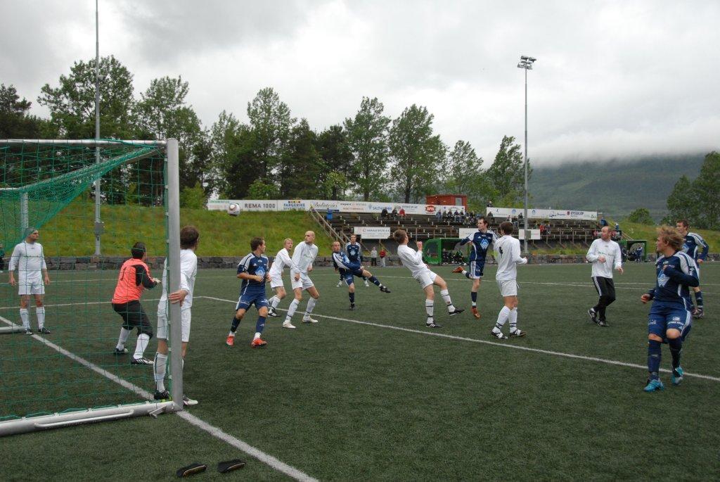 Ørjan Tangen headar inn 1-0 Ørjan Tangen headar inn 1-0