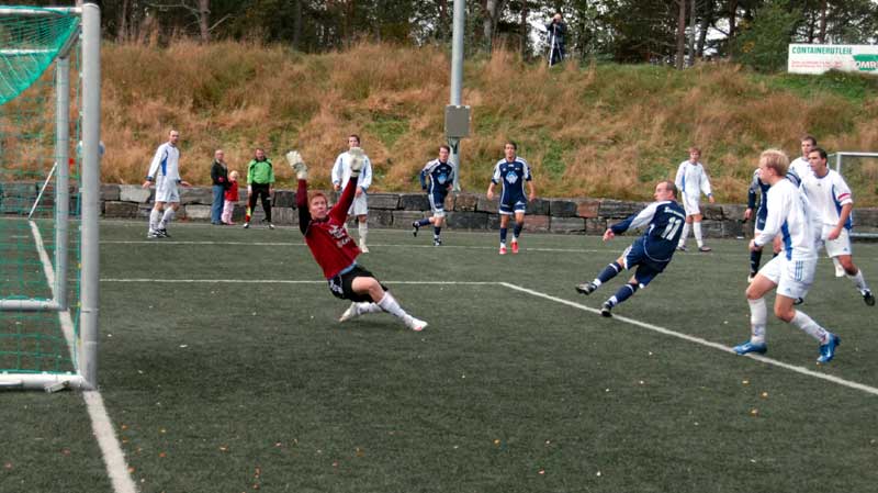 Ronny Leikarnes reduserer til 1-2. Ronny Leikarnes reduserer til 1-2.
