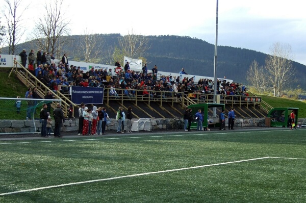 Fredag er dagen å benke seg i Vestnes idrettspark