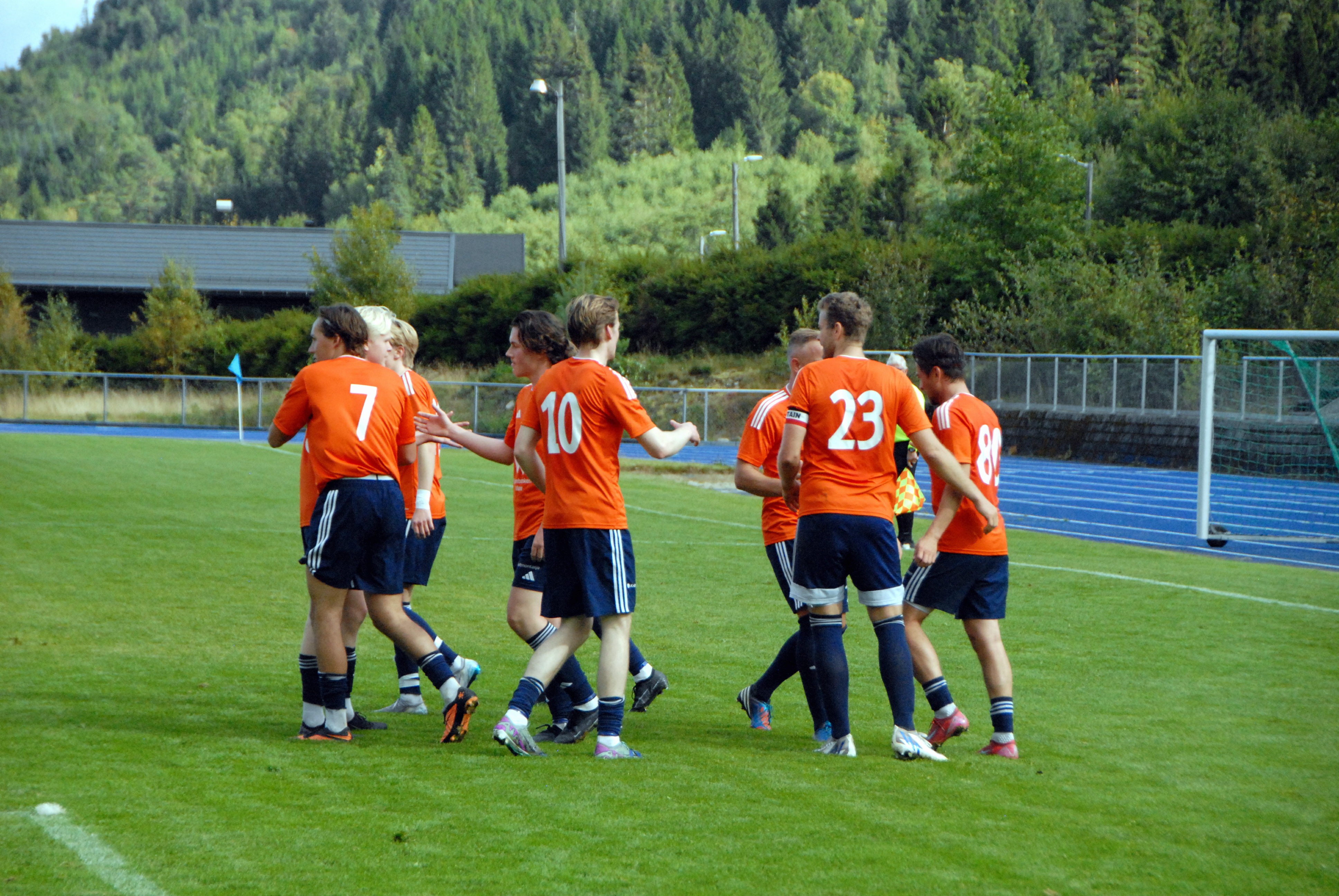 Sjå bilda frå kampen mot Måndalen