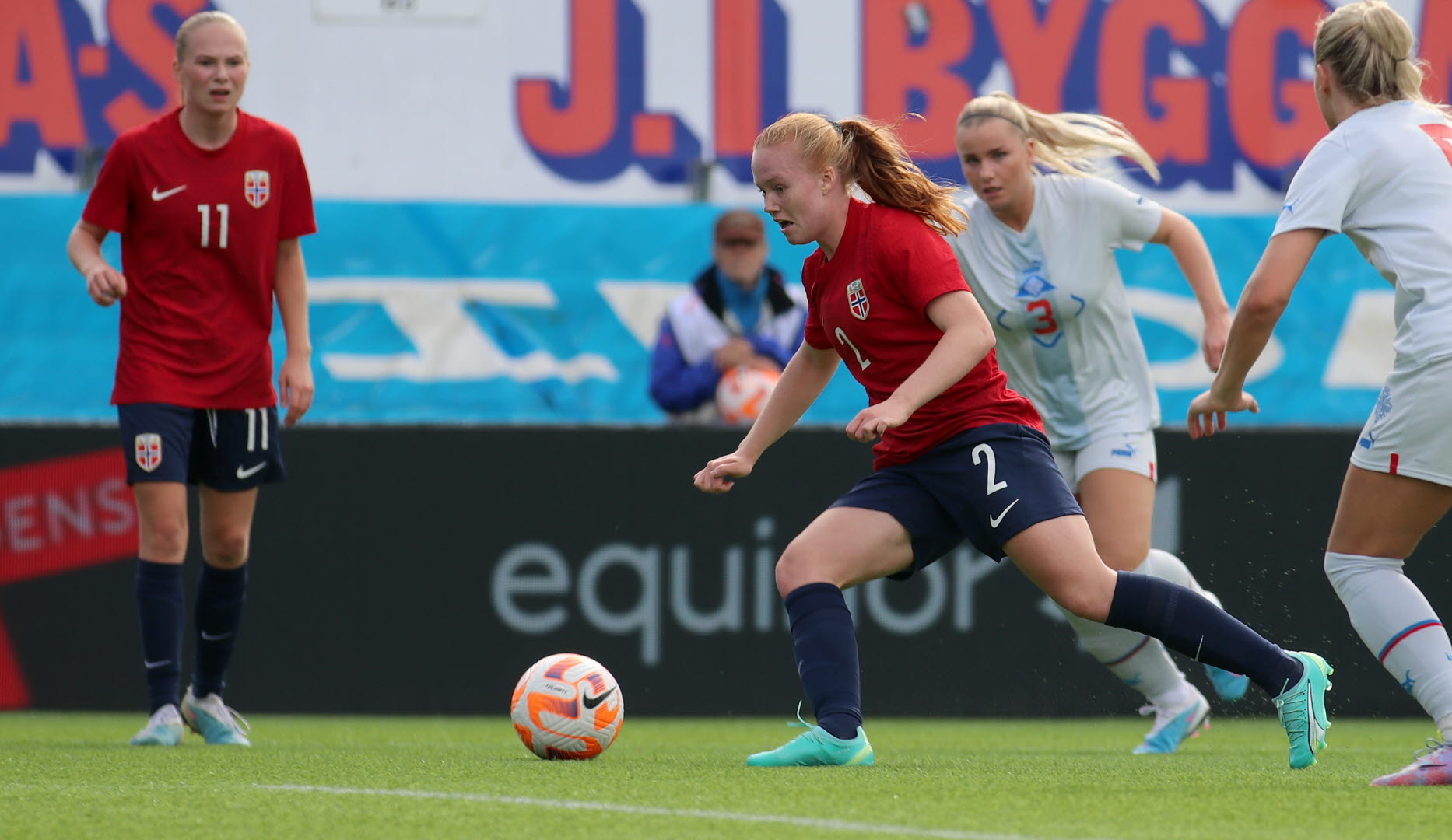 Solveig Slemmen i aksjon mot Island. (Foto: NFF)