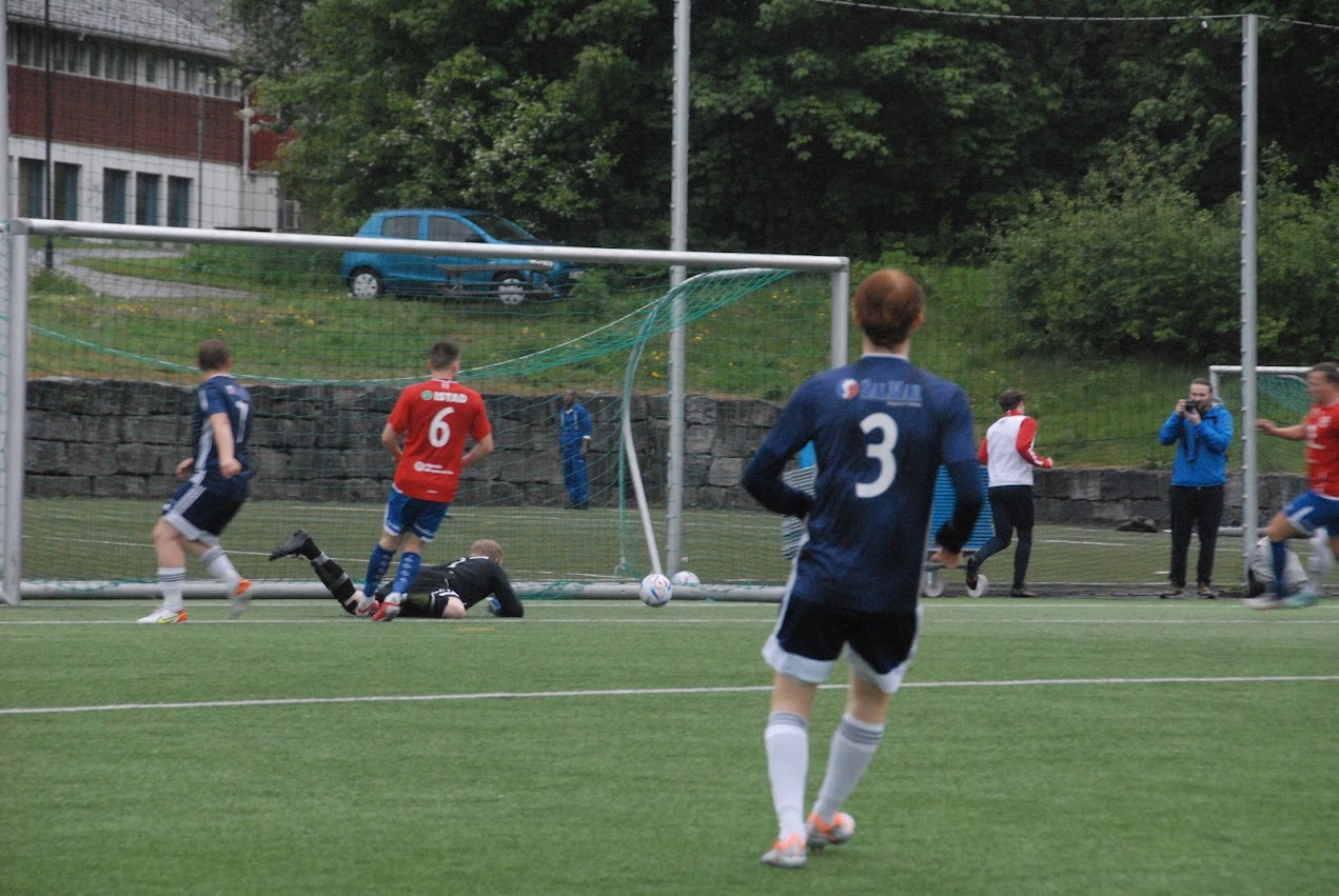 2-1 sjølmål etter forarbeid av Adrian Kosinski.