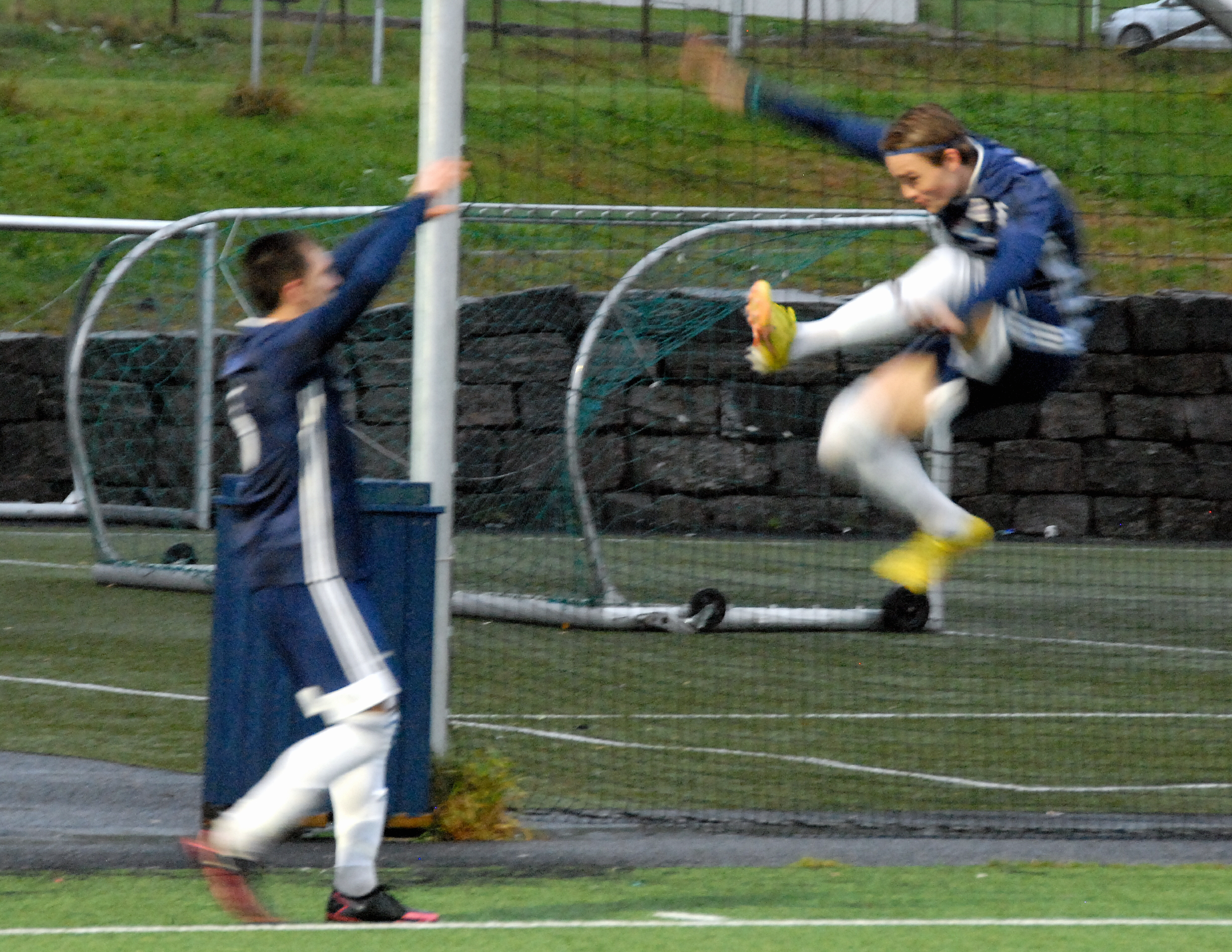 HAALAND-SPARK: Håvard Haugli Nybråten (t.h) gratulerer Adrian Kosinski på akrobatisk vis. (Foto: GJermund Kjøpstad)