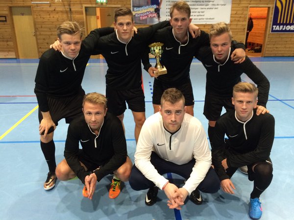Framme fv: Simon Tomren, Sivert Viken Beinset, Andreas Hollingen. Bak fv: Eirik Haugan, Eskild Rønningen, Eirik Hestad, Sander Svendsen. Foto: Asbjørn Vik
