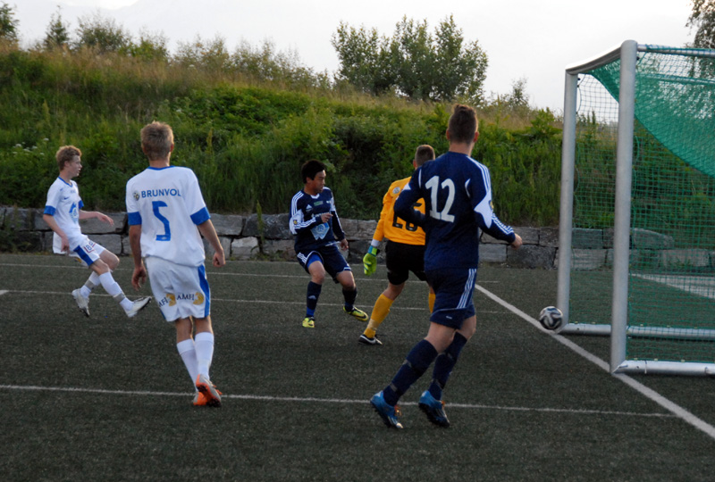 Adrian Liabø set inn 2-0 etter innlegg frå Amund Stavem.