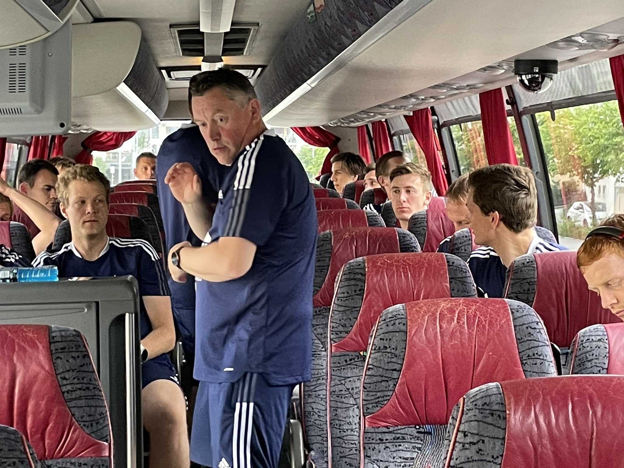 Oppmann Frode Lien passar på at alle er om bord i bussen. (Foto: Asbjørn Vik)