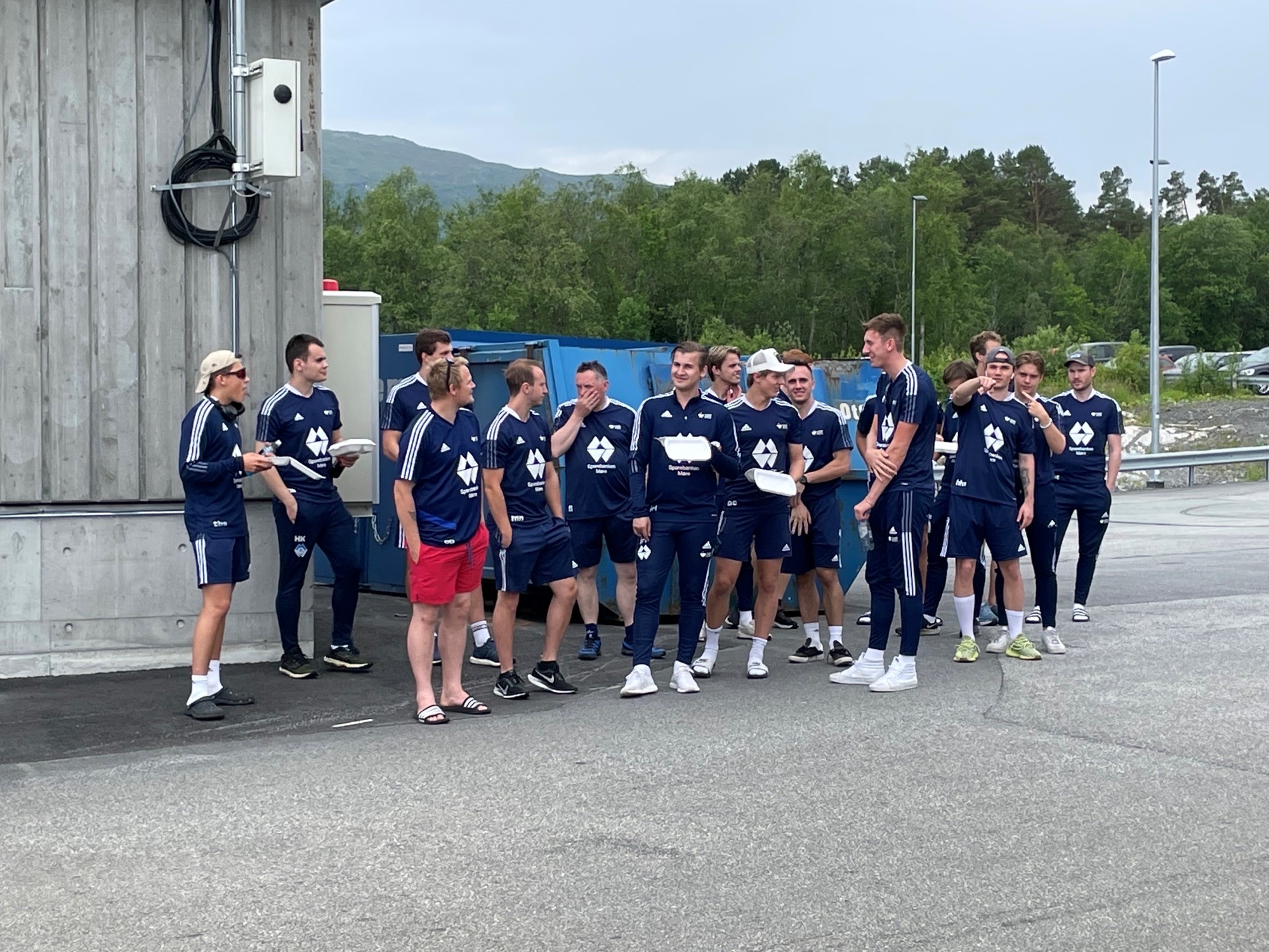 Matchmat på veg til Surnadal. (Foto: Asbjørn Vik)